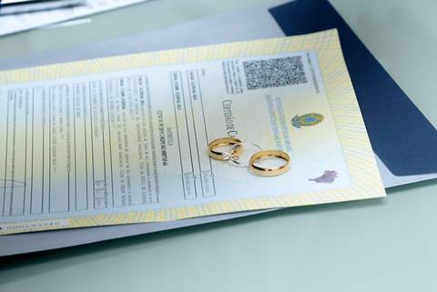 Certidão de casamento com as alianças. Cobertura fotografica de casamento no civil, cartório do Tatuape. Fotografa tatuape casamento civil.'