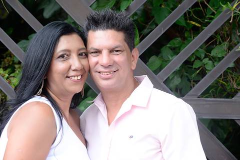 Noivos na frente do cartorio. Cobertura fotografica de casamento no civil, cartório do Tatuape. Fotografa casamento civil tatuape'