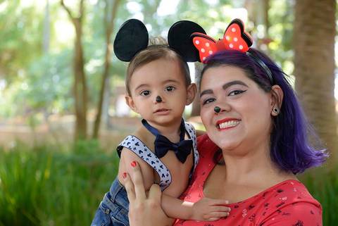 foto com os pais no ensaio Smash the cake tema mickey no parque, decoraçao com as cores do tema, fotografa infantil mooca e regiao'