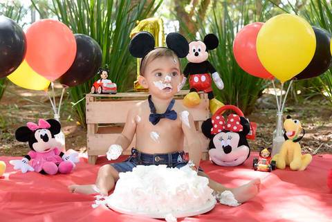 bebe sujo de bolo no ensaio Smash the cake tema mickey no parque, decoraçao com as cores do tema, fotografa infantil mooca e regiao'