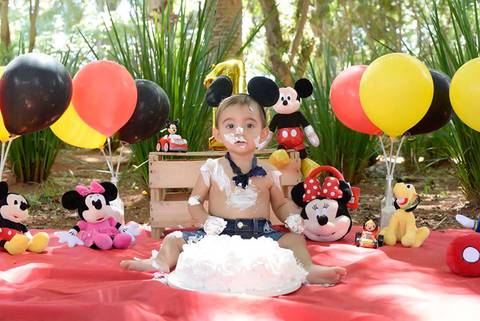 bebe sujo de bolo no ensaio Smash the cake tema mickey externo, decoraçao com as cores do tema, fotografa smash e infantil tatuape mooca e regiao'
