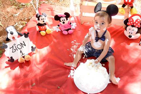 criança suja de bolo no ensaio Smash the cake tema mickey no parque, decoraçao com as cores do tema, fotografa smash e infantil mooca e regiao'