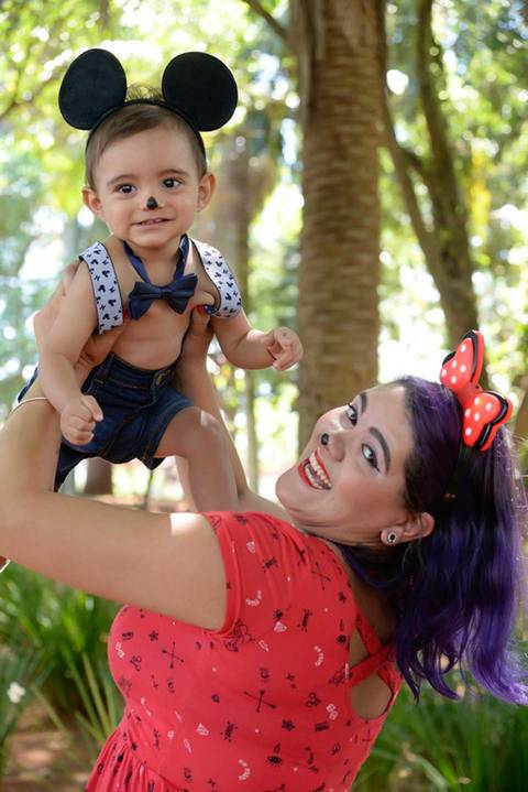 foto com a mamae no ensaio Smash the cake tema mickey no parque, decoraçao com as cores do tema, fotografa infantil tatuape mooca e regiao'