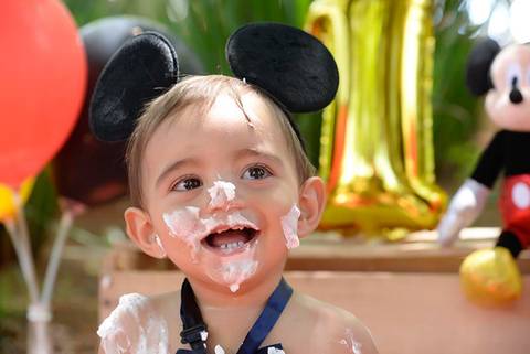 bebe mickey sujo de bolo no ensaio Smash the cake tema mickey, ensaio smash externo, decoraçao com as cores do tema, fotografa infantil tatuape e regiao'