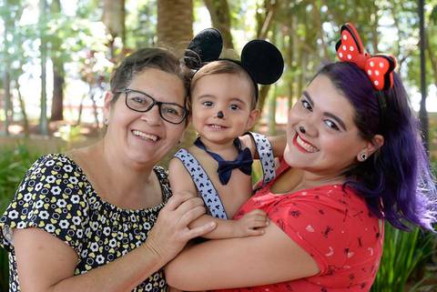 foto com a familia no ensaio Smash the cake tema mickey no parque, decoraçao com as cores do tema, fotografa infantil mooca tatuape e regiao'