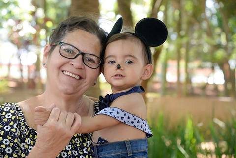foto com a vovo no ensaio Smash the cake tema mickey no parque, decoraçao com as cores do tema, fotografa infantil mooca tatuape e regiao'