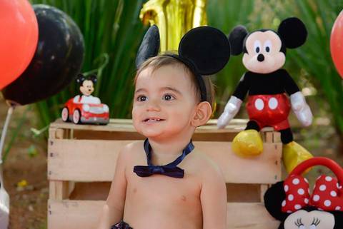 bebe sorrindo em ensaio Smash the cake tema mickey no parque, ensaio de um ano, fotografa smash e infantil no tatuape'