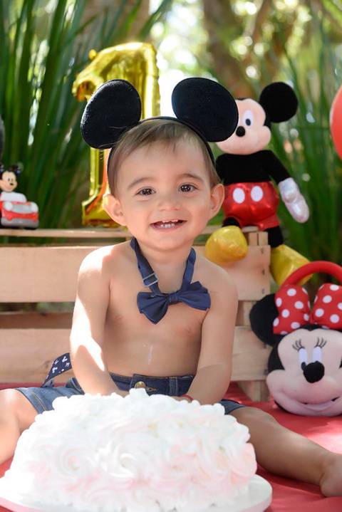 criança sorrindo no ensaio de um ano, Smash the cake tema mickey, smash no parque, decoraçao com as cores do tema, fotografa smash e infantil no tatuape'