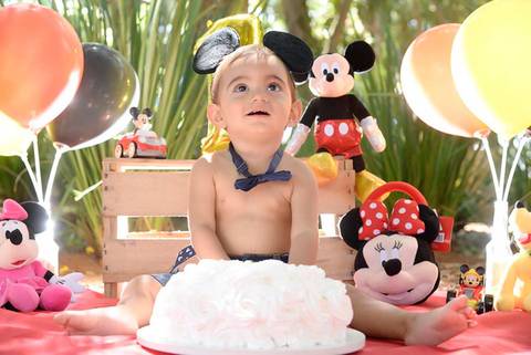 ensaio um ano, bebe olhando para cima, Smash the cake tema mickey no parque, decoraçao com as cores do tema, fotografa smash the cake no tatuape'