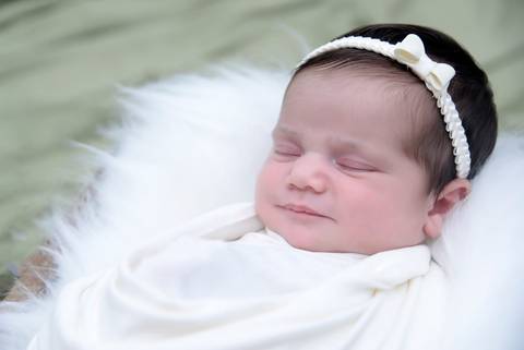 bebe enrolado com lacinho sorrindo levemente, ensaio newborn, ensaio de recem nascido, fotografa newborn em casa, tatuape'