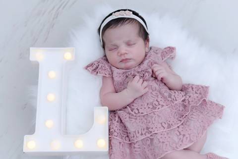 bebe de vestido sorrindo, ensaio newborn em casa com roupinha, 
fotografa newborn e acompanhamento de bebe no tatuape, newborn menina de roupinha'