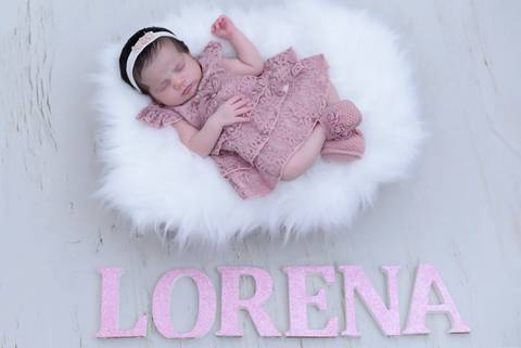 bebe de roupinha com letrinhas do nome, ensaio newborn em casa, fotografa newborn e acompanhamento de bebe no tatuape'