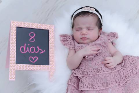 bebe 8 dias de vestido, ensaio newborn em casa com roupinha, 
fotografa newborn e acompanhamento de bebe no tatuape, newborn menina de roupinha'