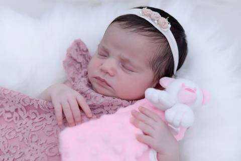 bebe segurando naninha, ensaio newborn em casa com roupinha, 
fotografa newborn e acompanhamento de bebe no tatuape, newborn menina de roupinha'