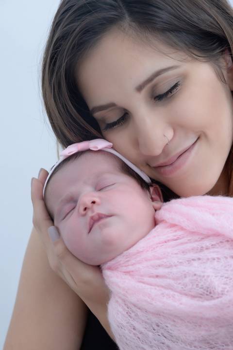 Mamae dando um cherinho no bebe, ensaio newborn em casa, foto com os pais, fotografa newborn no tatuape, newborn menina'