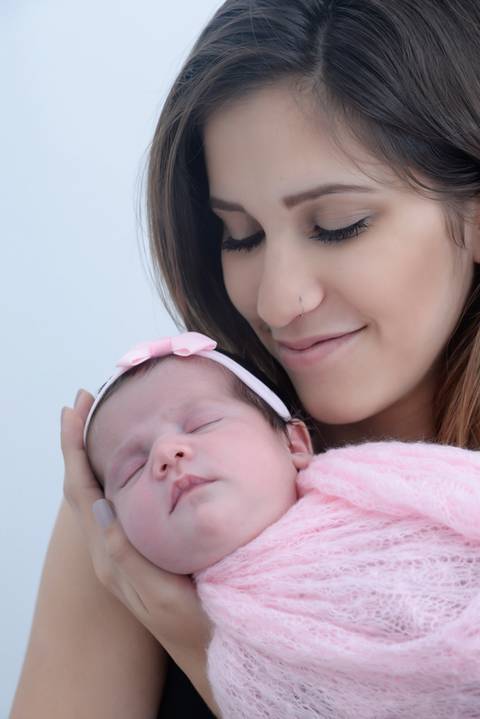Mamae olhando o bebe no colo, ensaio newborn em casa, foto com os pais, fotografa newborn no tatuape, newborn menina'