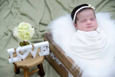 ensaio newborn, ensaio de recem nascido, cenario caixote, feito em casa, bebe levemente sorrindo, fotografa de bebe no tatuape, newborn em casa'