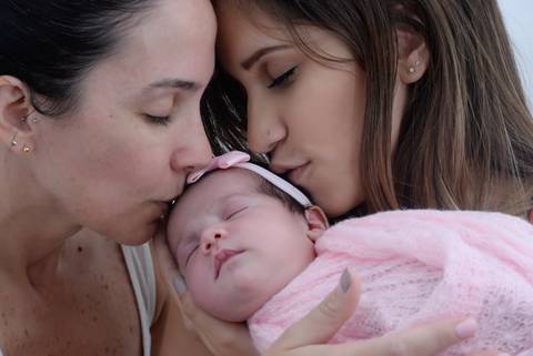 Mamae e vovo beijando bebe no ensaio newborn em casa, foto com a familia, fotografa newborn no tatuape, newborn menina'