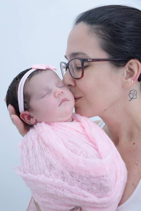 Vovo beijando bebe no ensaio newborn em casa, foto com a familia, fotografa newborn no tatuape, newborn menina'