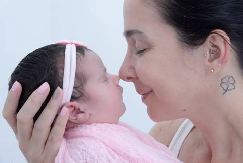 Vovo com nariz encostado no narizinho da bebe no ensaio newborn em casa, foto com a familia, fotografa newborn no tatuape, newborn menina'