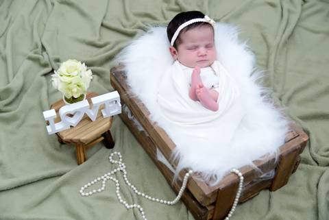 bebe enrolado com pezinho de fora, cenario caixote com perolas, ensaio newborn em casa, fotografa de bebe no tatuape, produçao caseira'