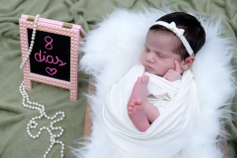 recem nascido no cenario caixote com 8 dias enrolado com os pezinhos de fora pensando,  ensaio newborn em casa, 
fotografa de bebe no tatuape, '