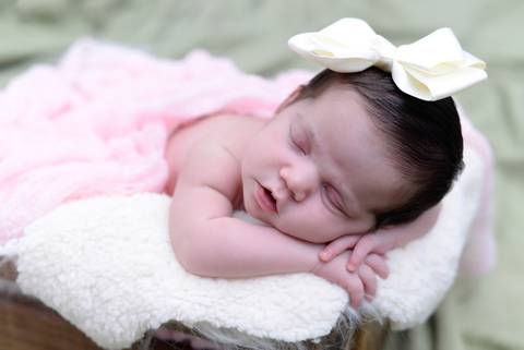 recem nascido menina de laço sorrindo, pose do sapinho, ensaio newborn em casa, 
fotografa newborn e acompanhamento de bebe no tatuape'