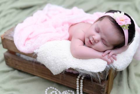 recem nascido menina sorrindo, pose sapinho, ensaio newborn em casa, fotografa newborn e acompanhamento ifantil no tatuape'