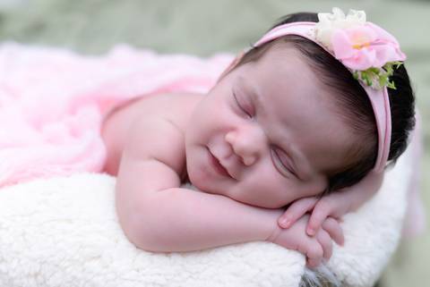 recem nascido menina sorrindo, pose do sapinho, ensaio newborn em casa, 
fotografa newborn e acompanhamento de bebe no tatuape'