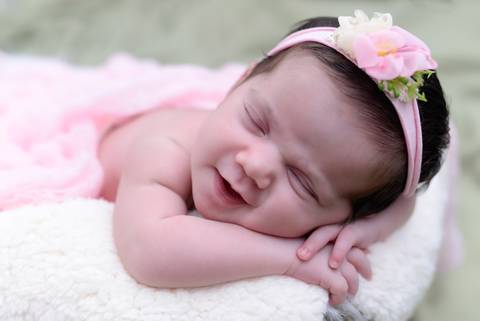 recem nascido sorrindo, pose do sapinho, ensaio newborn em casa, 
fotografa newborn no tatuape'