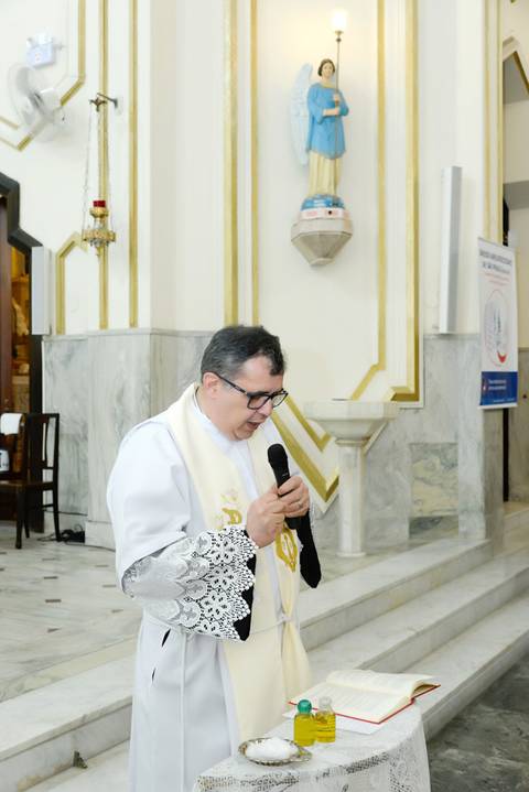 Fotografa batizado, cha de bebe, aniversario no tatuape. Foto batismo, igreja são rafael na mooca. foto do padre celebrando batismo'