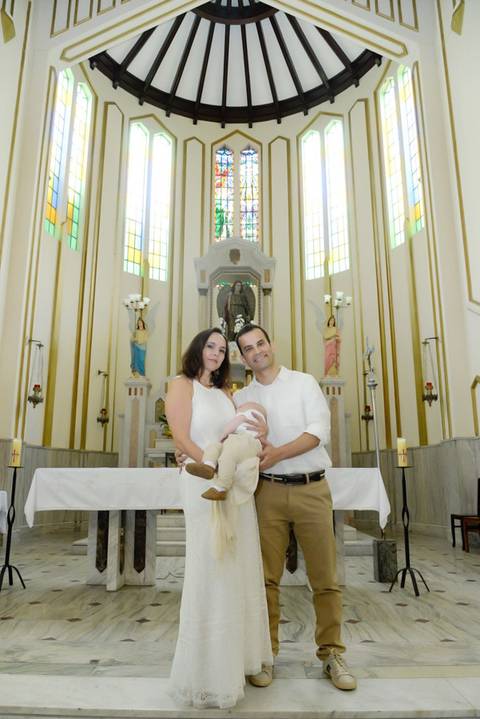 Fotografa batizado, cha de bebe, aniversario no tatuape. Foto batismo, igreja são rafael na mooca. foto papai e mamae no altar'