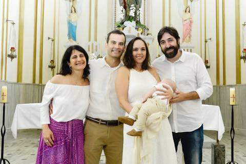 Fotografa batizado, cha de bebe, aniversario no tatuape. Foto batismo, igreja são rafael na mooca. foto dos padrinhos no altar da igreja'