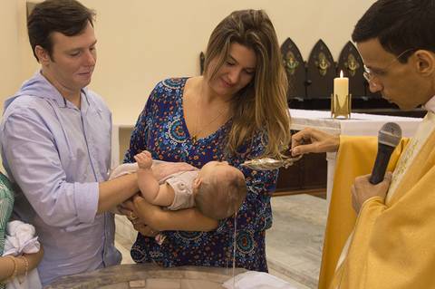 agua caindo na cabeça na hora do batismo, Fotografa batizado, cha de bebe, aniversario no tatuape. '