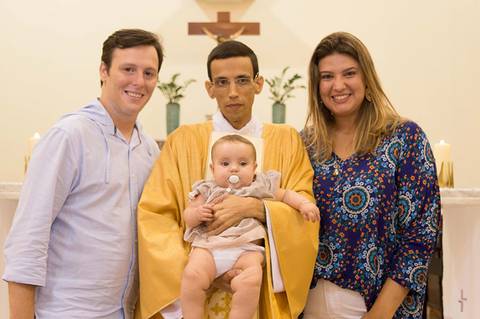 padrinhos com o bebe e o padre no altar, Fotografa batizado, cha de bebe, aniversario no tatuape.'