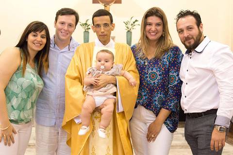 familia com o padre no altar no batizado. Fotografa batizado, cha de bebe, aniversario no tatuape. '