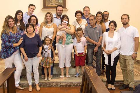 familia reunida no altar no batizado. Fotografa batizado, cha de bebe, aniversario no tatuape. '