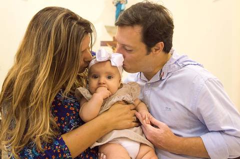 padrinhos no altar da igreja beijando bebe, Fotografa batizado, cha de bebe, aniversario no tatuape. Foto batismo, igreja são rafael na mooca. '