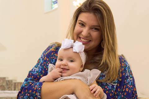madrinha com bebe no altar da igreja, Fotografa batizado, cha de bebe, aniversario no tatuape. igreja são rafael na mooca. '