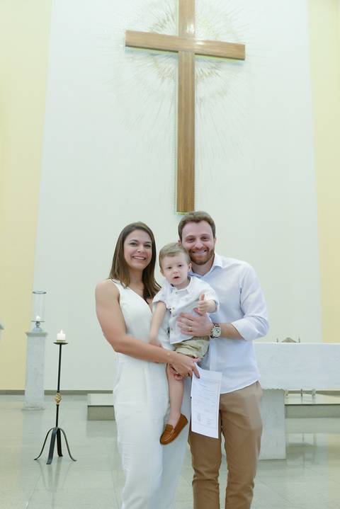 Fotografa batizado, cha de bebe, aniversario no tatuape. Foto batismo, paroquia santa rita de cassia. Batizado Catolico. foto dos pais dentro da igreja'