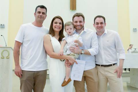 Fotografa batizado, cha de bebe, aniversario no tatuape. Foto batismo, paroquia santa rita de cassia. Batizado Catolico. foto dos padrinhos no altar. Batizado com dois padrinhos. Batizado sem madrinha'