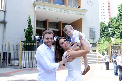 Fotografa batizado, cha de bebe, aniversario no tatuape. Foto batismo, paroquia santa rita de cassia. Batizado Catolico. foto com os pais na frente da igreja'