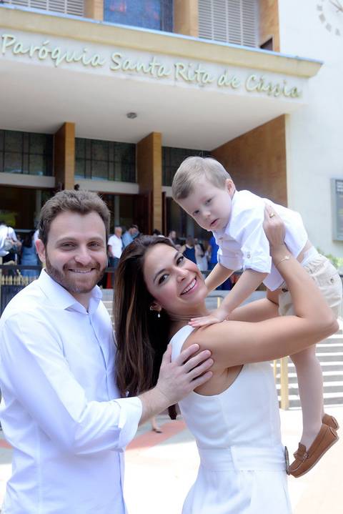 Fotografa batizado, cha de bebe, aniversario no tatuape. Foto batismo, paroquia santa rita de cassia. Batizado Catolico. foto com os pais na porta da igreja'