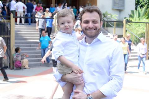 Fotografa batizado, cha de bebe, aniversario no tatuape. Foto batismo, paroquia santa rita de cassia. Batizado Catolico.foto com o papai na frente da paroquia'