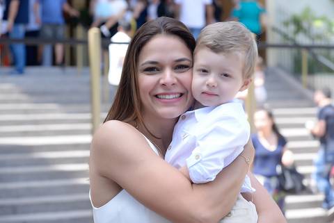 Fotografa batizado, cha de bebe, aniversario no tatuape. Foto batismo, paroquia santa rita de cassia. Batizado Catolico. foto com a mamae na frente da igreja'