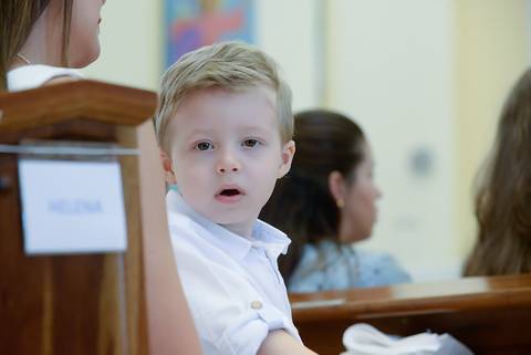 Fotografa batizado, cha de bebe, aniversario no tatuape. Foto batismo, paroquia santa rita de cassia. Batizado Catolico. foto da criança no batizado. Batismo sem madrinha, batizado com dois padrinhos'