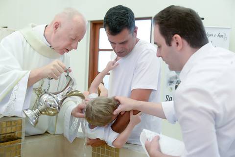 Fotografa batizado, cha de bebe, aniversario no tatuape. Foto batismo, paroquia santa rita de cassia. Batizado Catolico. foto pia batismal, foto da hora do batismo. Batismo sem madrinha. Batizado com dois padrinhos homens'