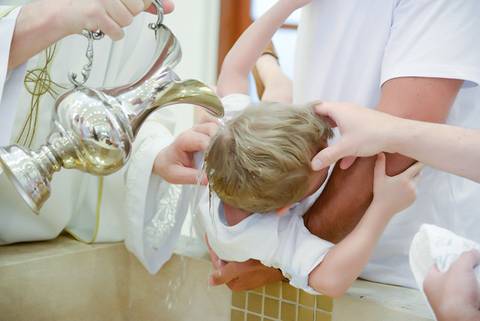 Fotografa batizado, cha de bebe, aniversario no tatuape. Foto batismo, paroquia santa rita de cassia. Batizado Catolico. foto pia batismal, foto da hora do batismo. Batismo sem madrinha. Batizado com dois padrinhos homens'
