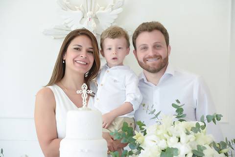 Fotografa batizado, cha de bebe, aniversario no tatuape. batizado catolico, recepcao de batizado, mesa de decoracao de batizado, foto aniversariante, foto com os pais na mesa de decoracao'