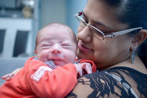 bebe piscando e sorrindo no colo da mamae, ensaio newborn lifestyle, ensaio recem nascido em casa, fotografa newborn no Tatuape'
